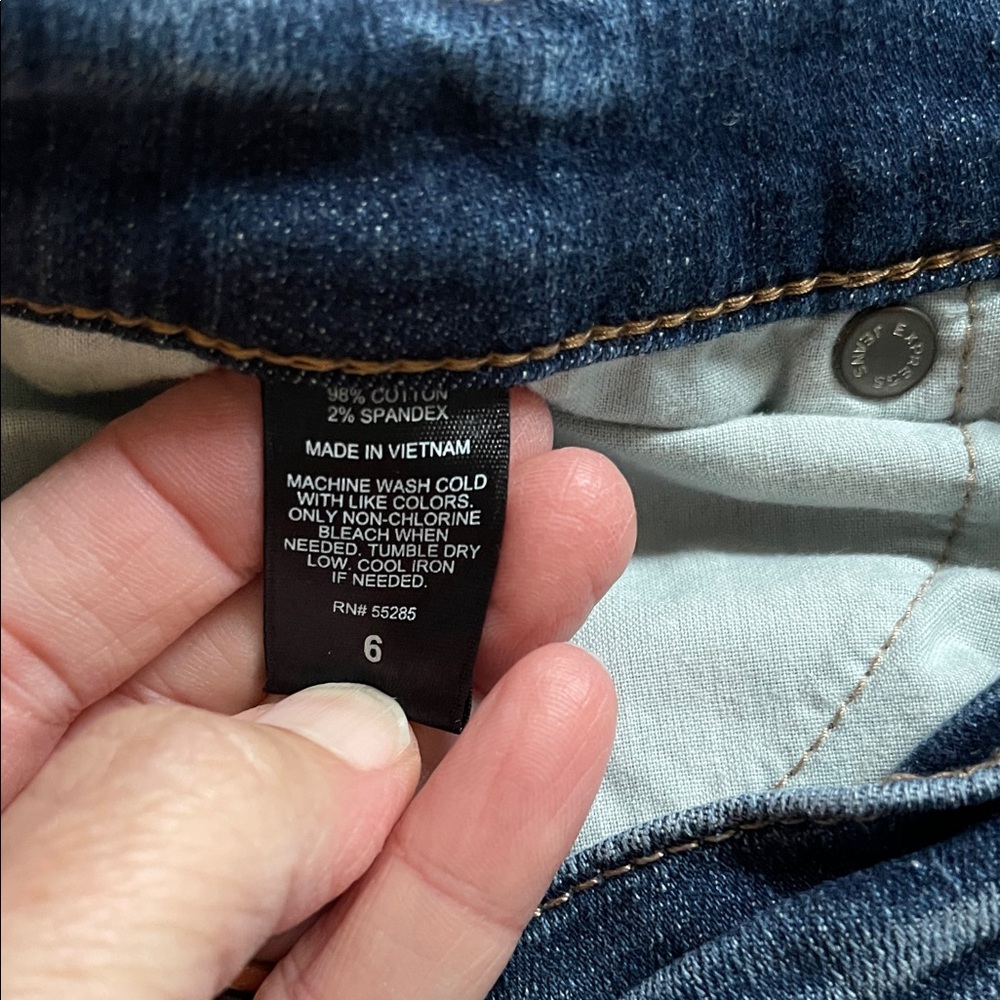 Express Distressed Jean Shorts Size 6 - Picture 3 of 4